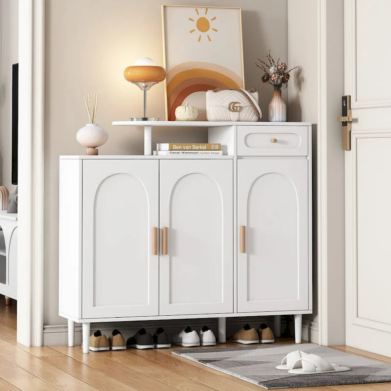 Schuhschrank mit gewölbten Türen und Schublade, cremefarbenes Sideboard mit verstellbaren Einlegeböden und Beinen aus Massivholz