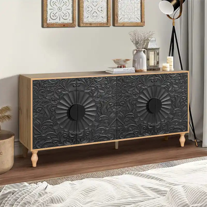 Tür mit schwarzem, geschnitztem symmetrischem Design und holzfarbenem Rahmen