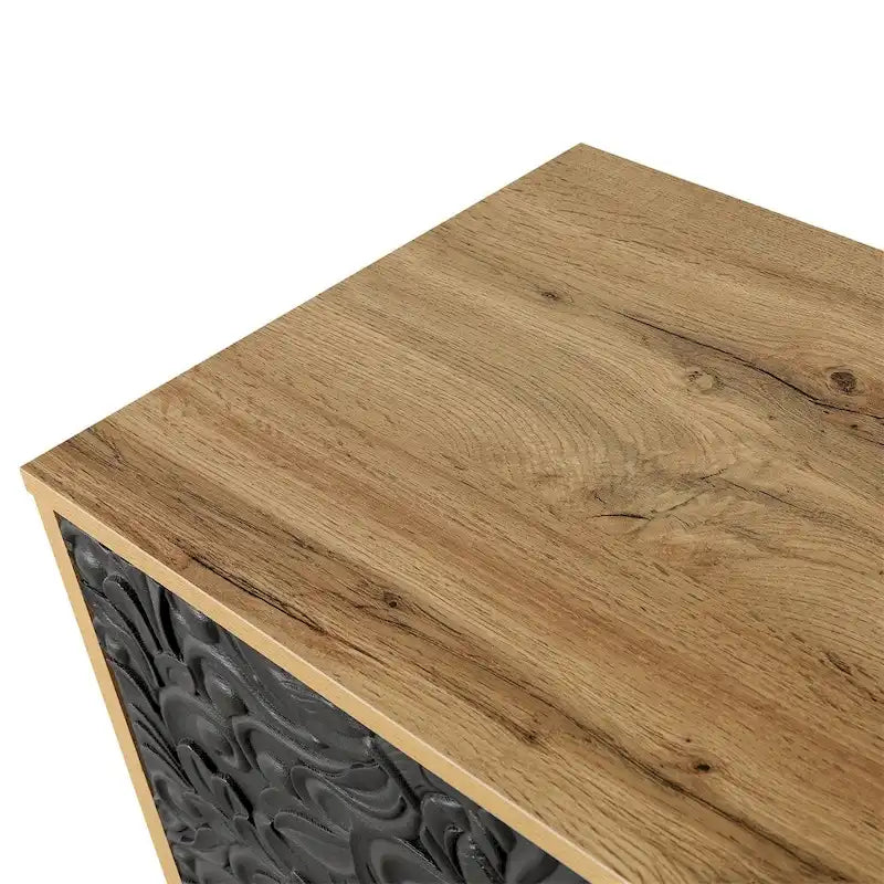 Tür mit schwarzem, geschnitztem symmetrischem Design und holzfarbenem Rahmen